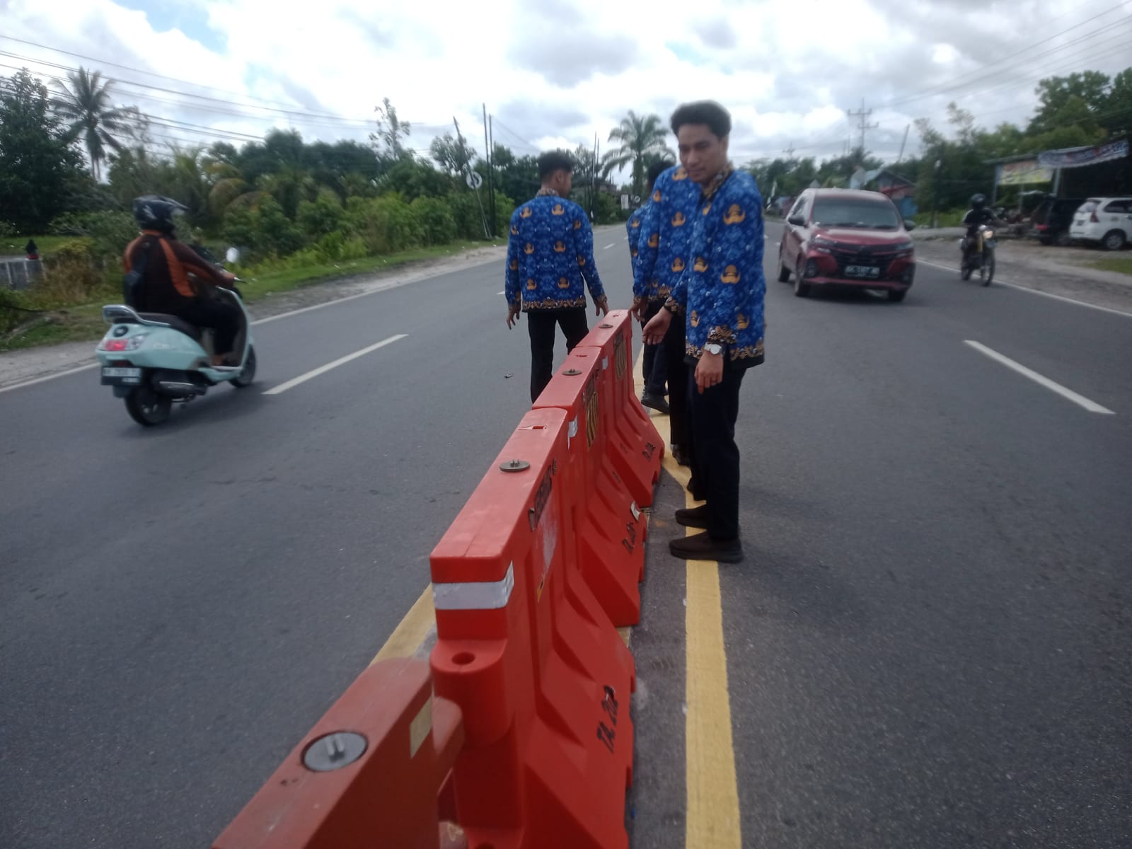 Pastikan Keamanan Pengguna Jalan, Dishub Bersama BPTD Pasang Water Barrier di Lokasi Rawan Laka Palangka Raya 2