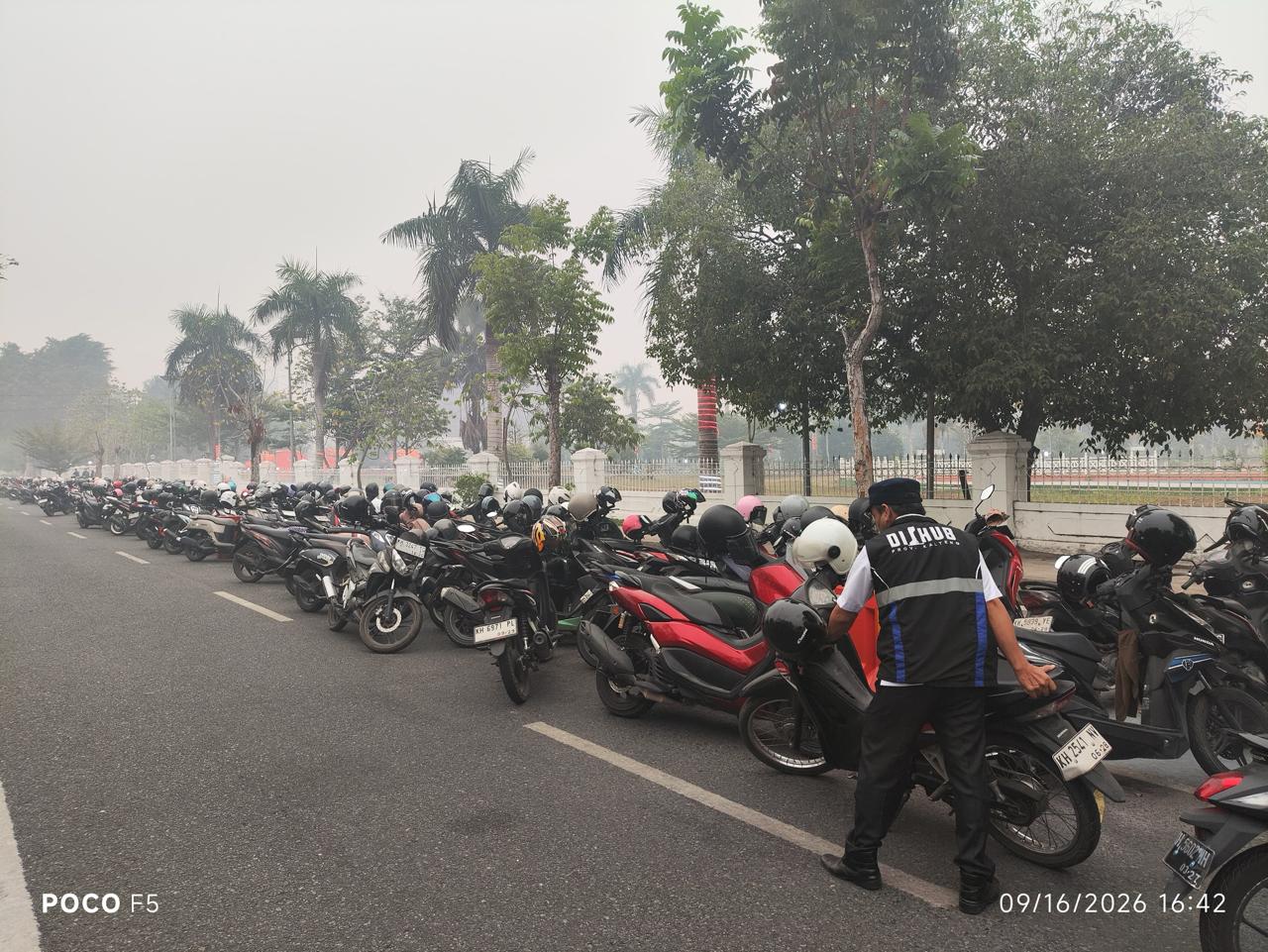 Gatur Lalin dalam rangka Mendukung Kelancaran Kegiatan Bantuan Pangan Gubernur Kalteng untuk Mahasiswa